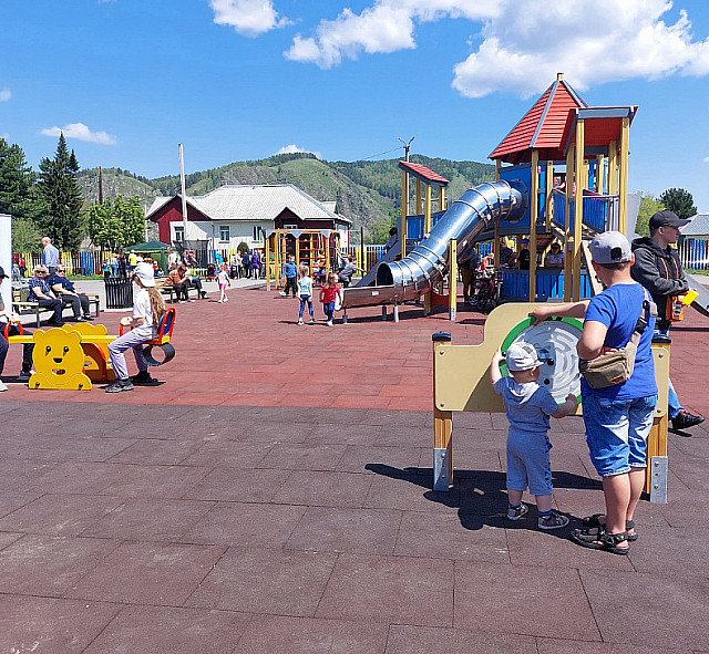 Детская площадка в пгт Майна (3)